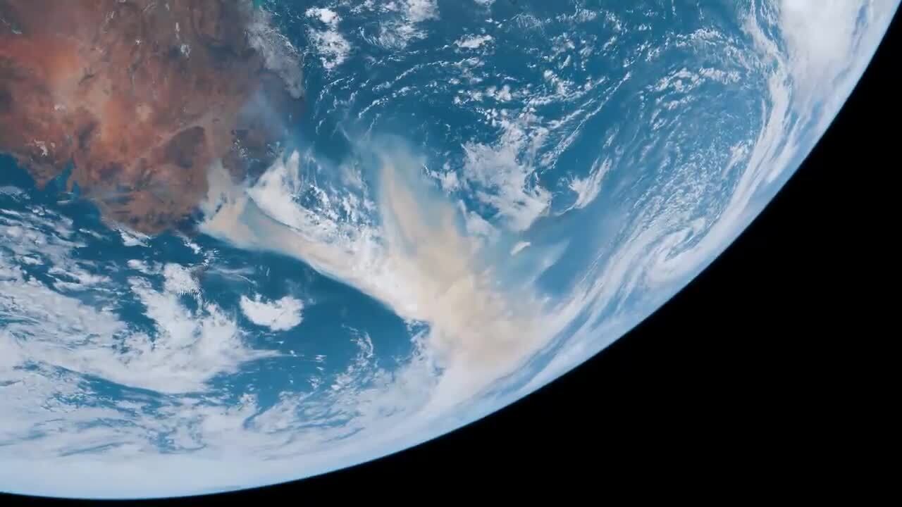 这里是太空,我们可以看见4天的地球变化,很美的场景
