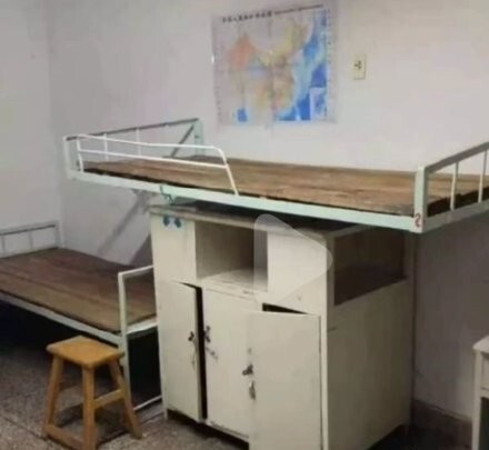 高校“最简陋”研究生宿舍上热搜！网友：叙利亚风上床下桌__凤凰网