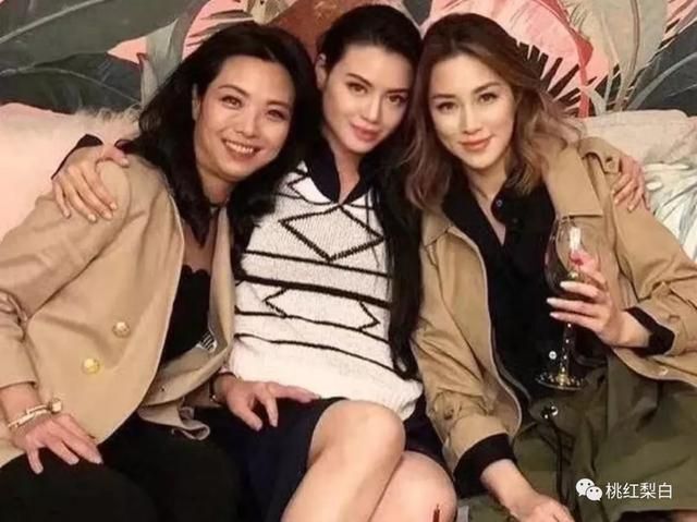 用了一张让李嘉欣和黎姿都"镶边陪衬"的合影