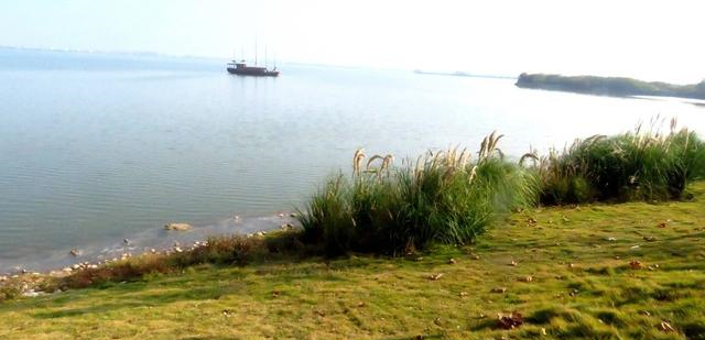 湖北有一座天然湖泊景点，位于“中国明星市”境内，里面风景秀丽