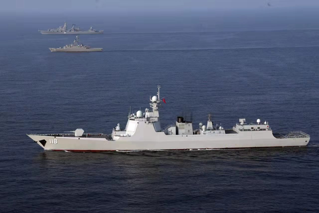 除了"乌鲁木齐"号导弹驱逐舰"太湖"号综合补给舰等,我们还派遣了海军