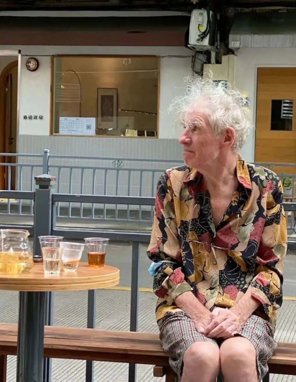 酒仙出家记》 在一个小镇上，有位人人皆知的“酒仙”，名叫老李。老李一辈子最大的爱好就是喝酒，酒局无数，从来没输过。  然而有一天，老李在一次“千杯不倒挑战赛”中，终于醉得七荤八素，醒来后一脸悔意。他拍拍脑门发誓：“再也不喝酒了！我要出家修行！” 于是，老李毅然剃 ..., image size:1018x1313