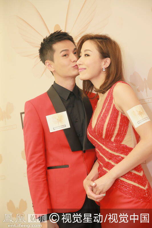 杨怡罗仲谦婚后首次共同亮相 互吻甜蜜爆表
