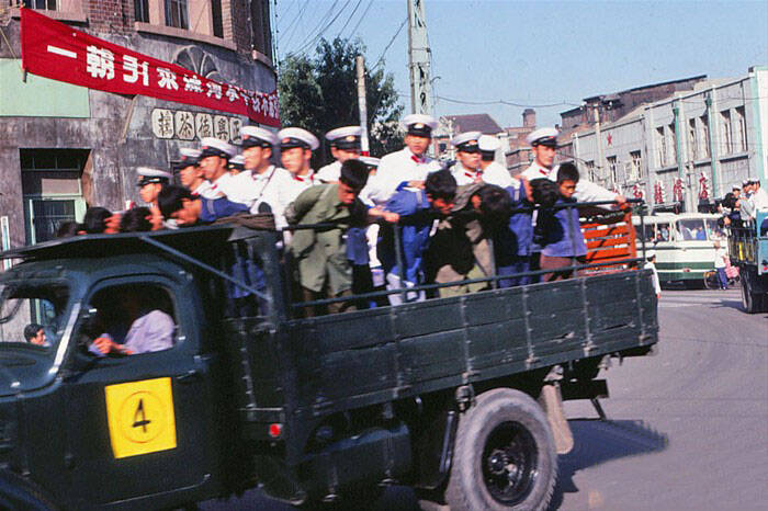 1/11 1983年8月25日,中共中央发出《关于严厉打击刑事犯罪的决定》