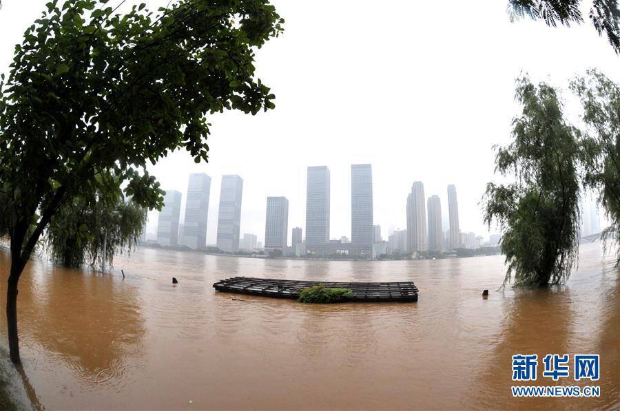 湖南长沙持续暴雨 橘子洲头观景台被淹