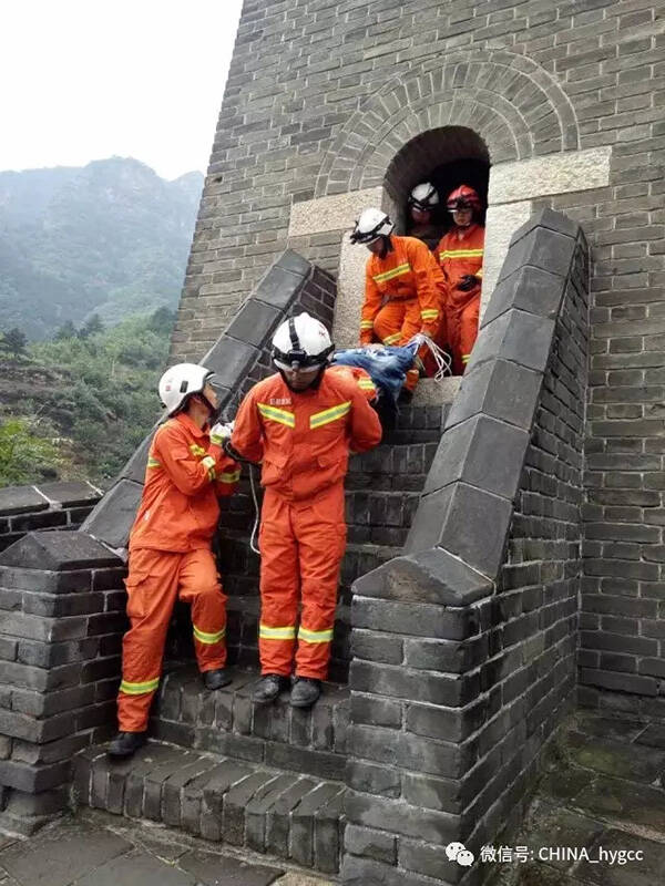 雷雨天,7名游客躲长城烽火台遭雷击