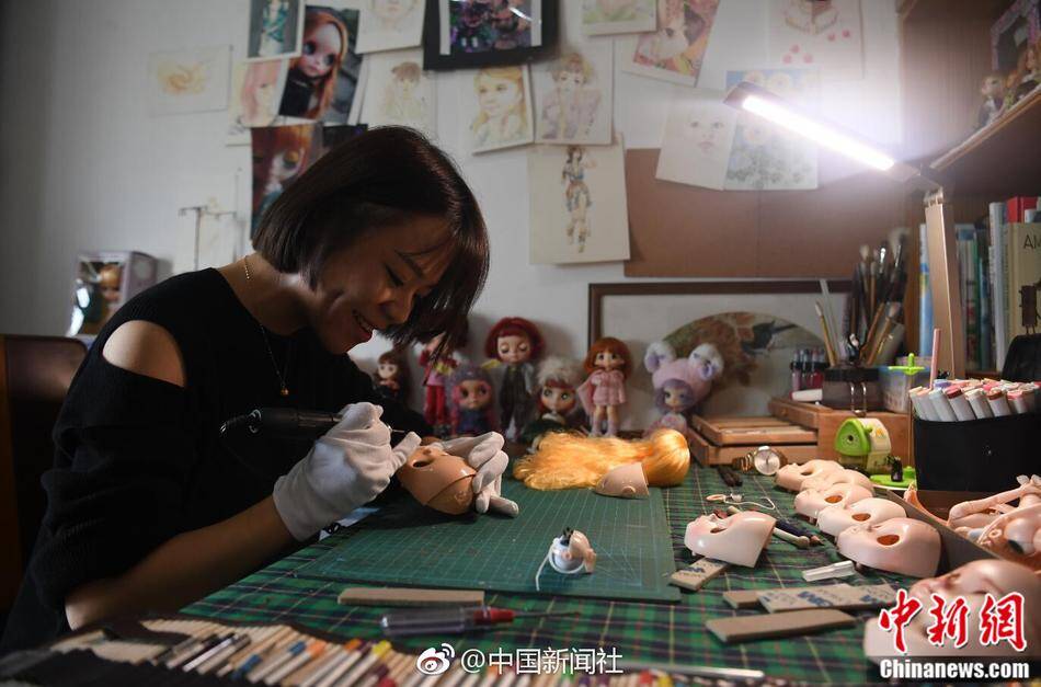 80后美女改娃师替娃娃"微整形 月入上万