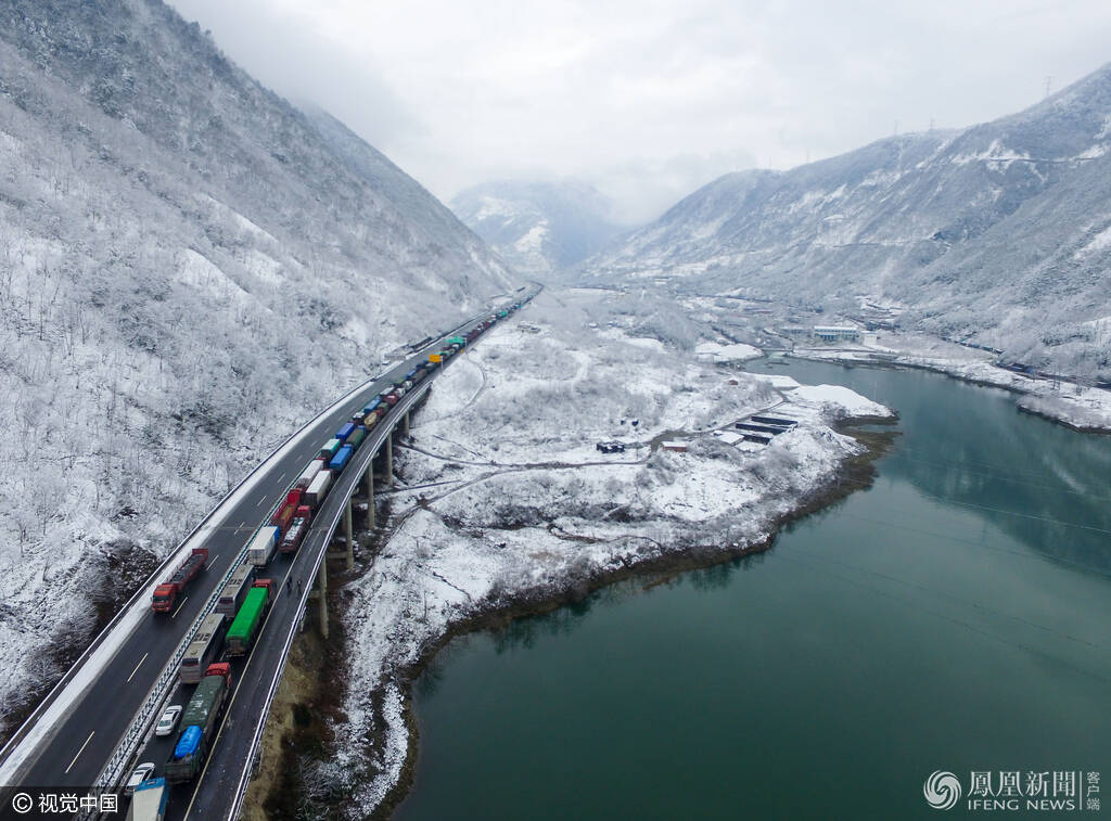 航拍雪后的四川干海子大桥