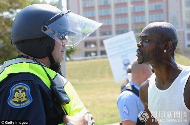 美国白人警察枪杀黑人被判无罪 数百人上街抗议