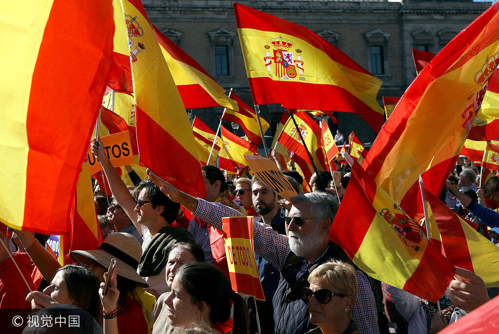西班牙:马德里民众挥舞国旗支持统一