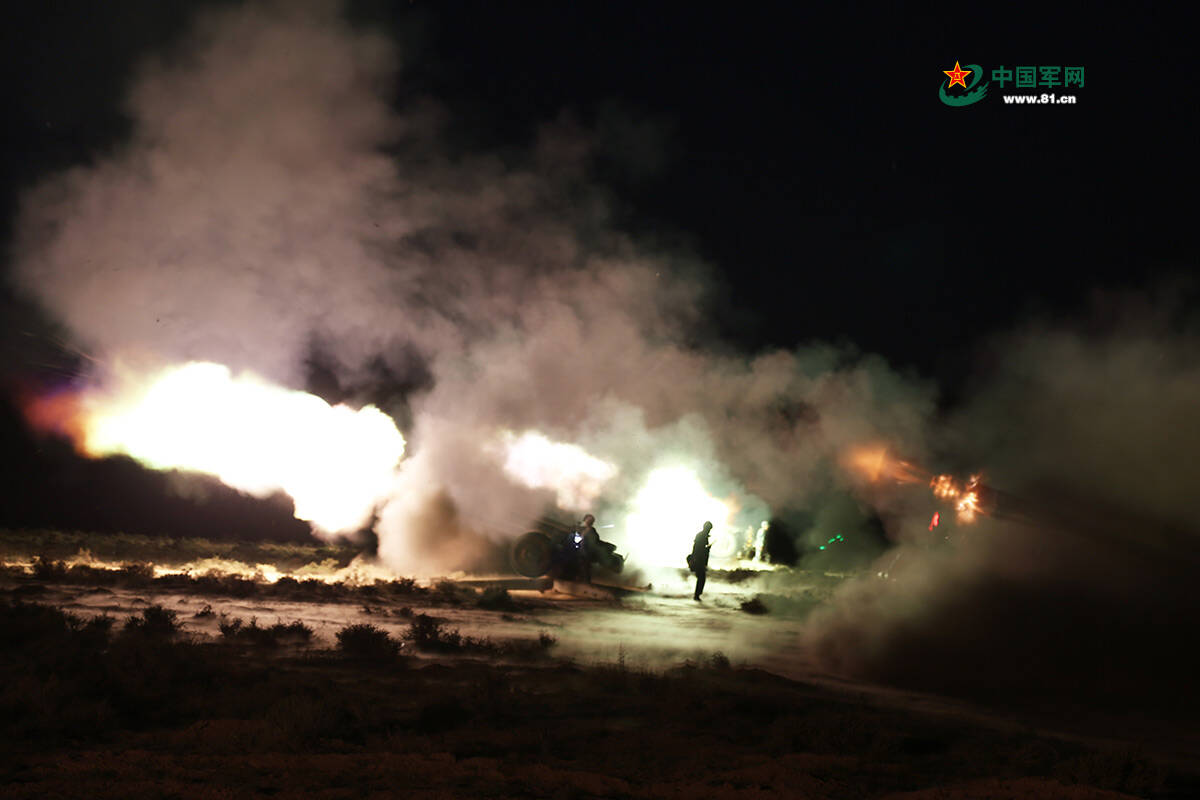 空降兵夜间练实弹射击场面震撼