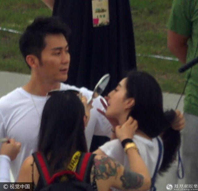 李晨探班女友 帮范冰冰捋发好贴心!
