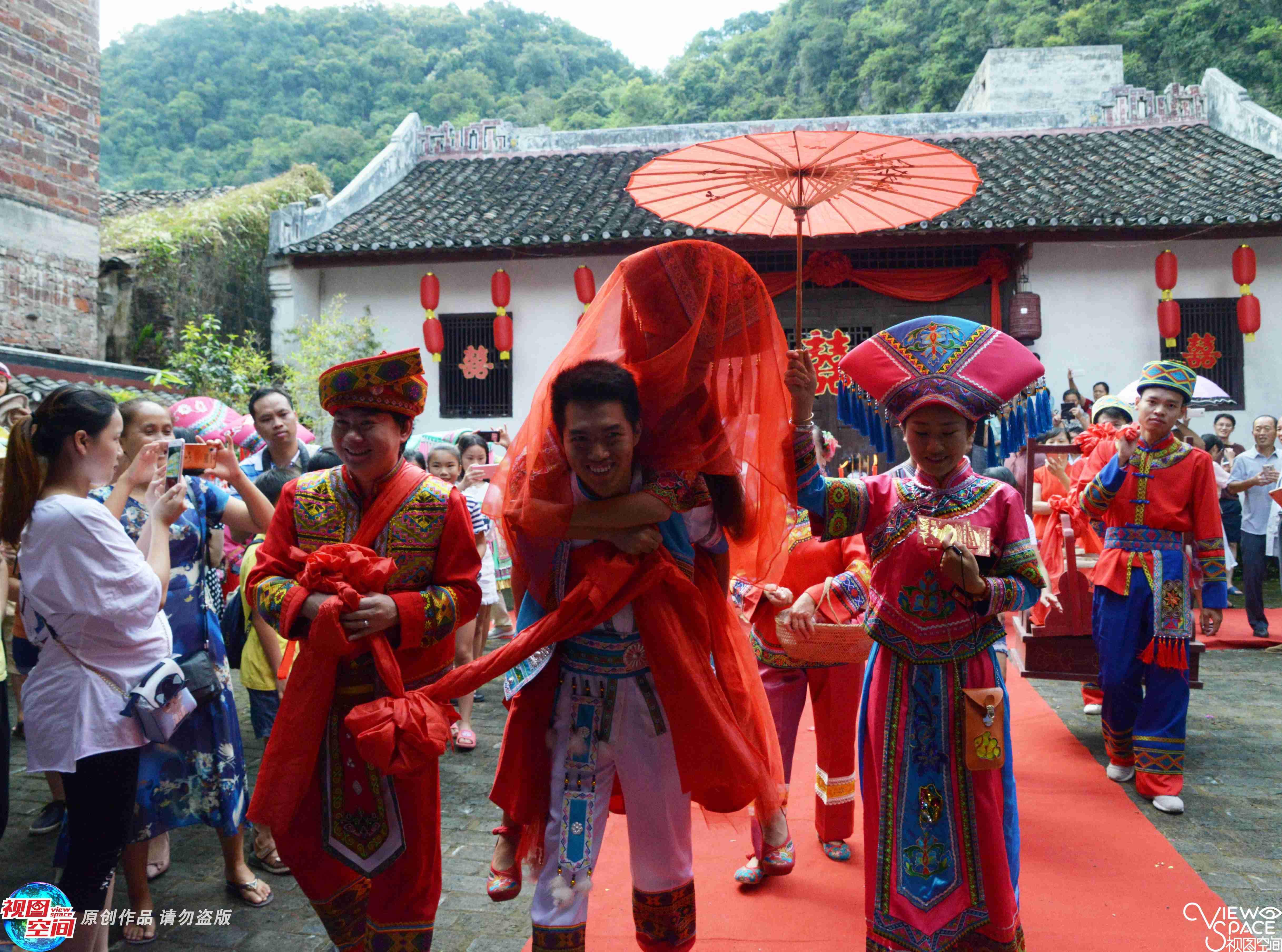 壮族传统婚礼难得一见 国庆旅游开了眼界