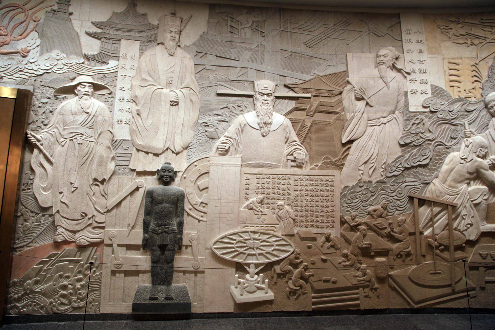 1/21 中华千秋颂在中华世纪坛世界艺术馆中,环形浮雕壁画,采用国内