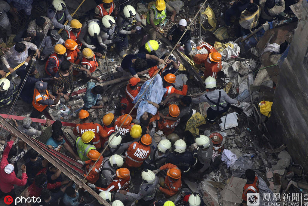 当地一座四层楼建筑倒塌,恐至少40人被困其中,印度消防队人员和救援