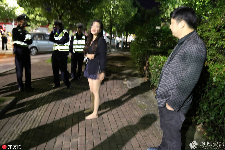 女司机酒驾被查 脱光上衣