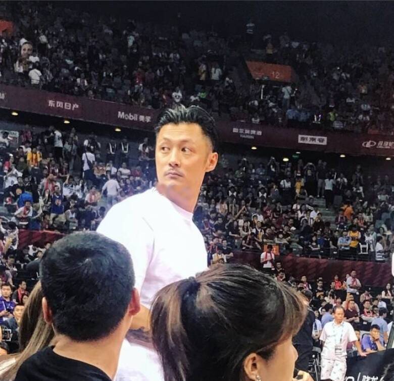 余文乐与易建联邻座观战nba 千金女友同框