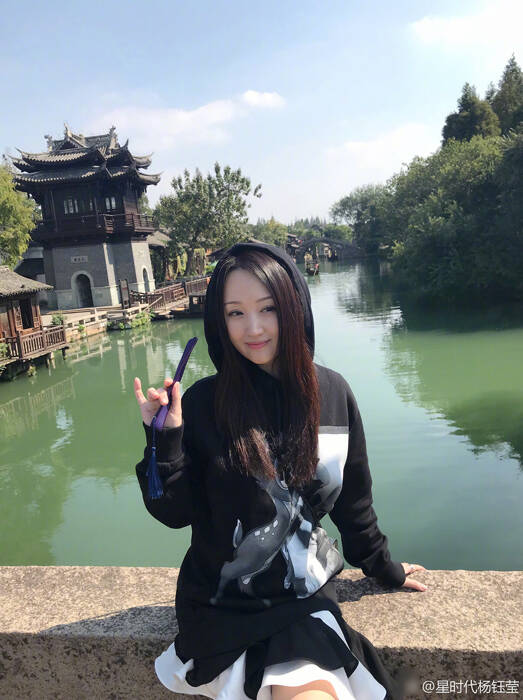 46岁的杨钰莹执扇半遮面 晒江南美照温婉知性