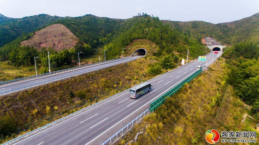 航拍:壮丽赣州高速公路穿行碧水青山