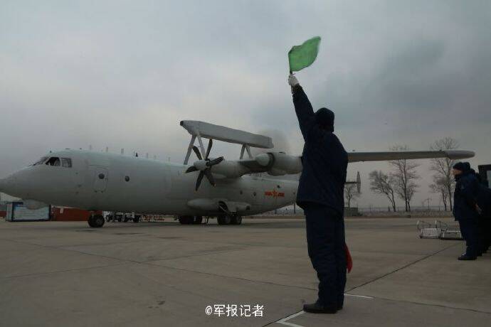 胶东半岛某机场,随着最后一架战鹰凯旋,标志着海军航空兵某预警机团新