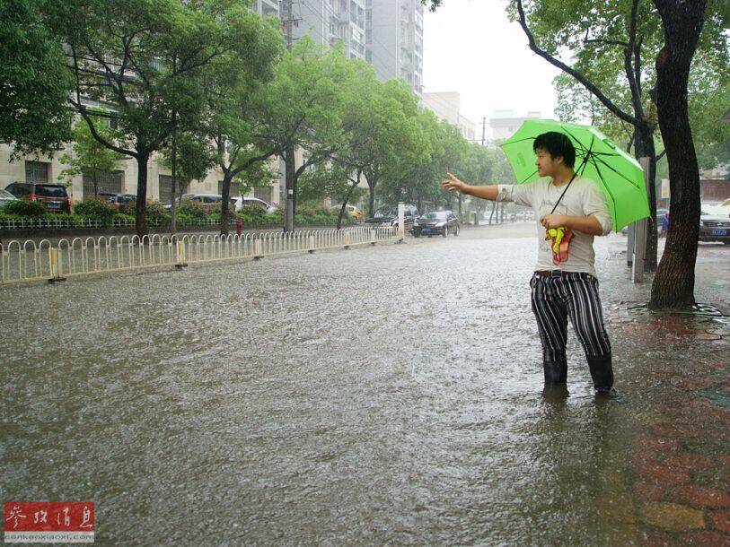 落汤鸡的困惑 为啥下雨天打车特别难?