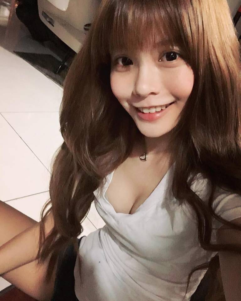 twitch美女主播 e7666141332fe7e_size222_w768_h960.jpg