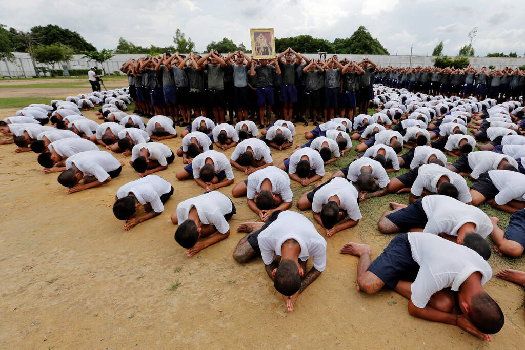 泰国少年犯集体悼念国王普密蓬