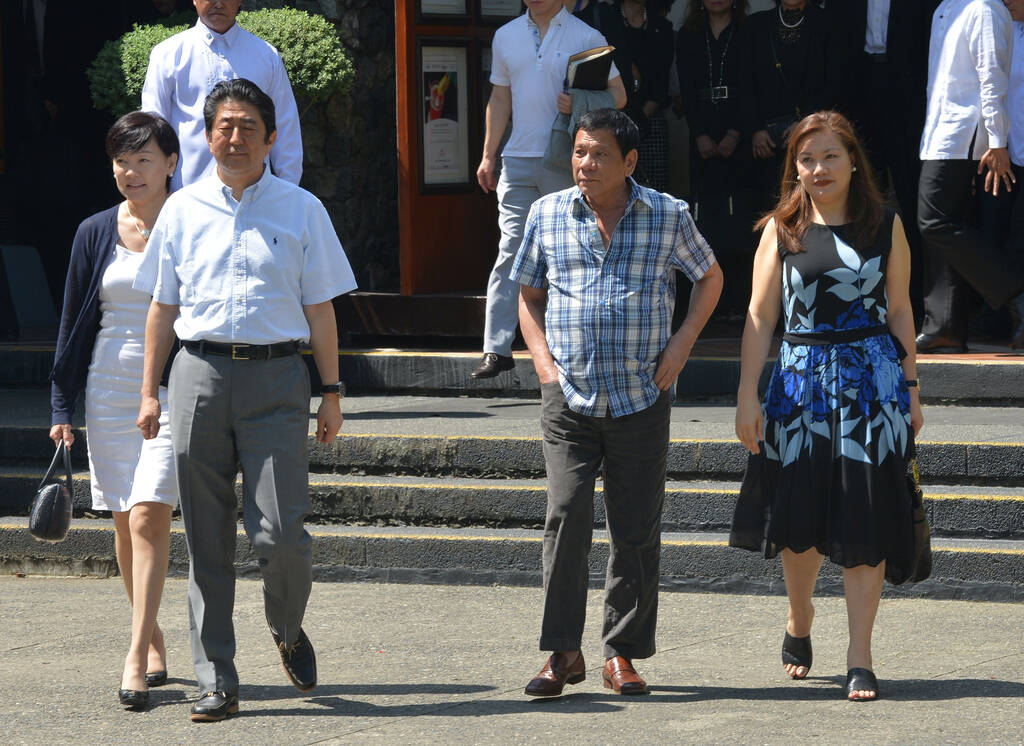 安倍晋三在杜特尔特老家卧室留照