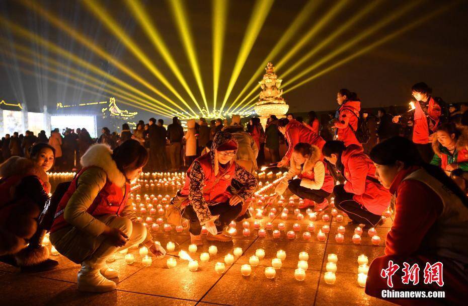 四川峨眉山万人点灯祈福