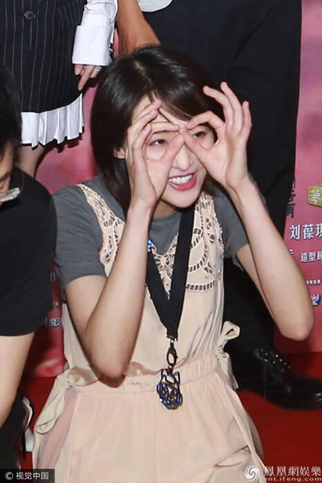 郑爽合影抢主位惹争议 女主倪妮似面色不悦