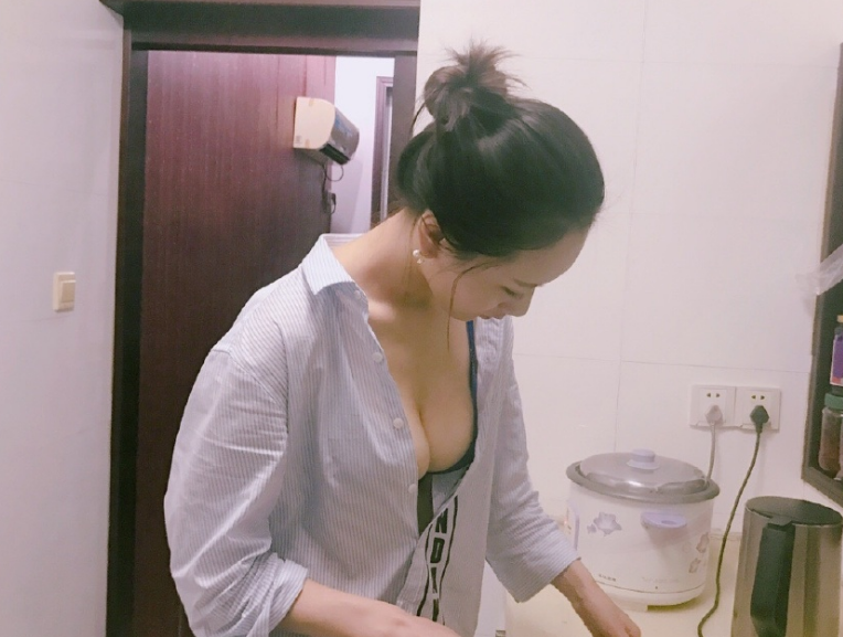 篮球户外女主播自拍照秀酥胸翘臀