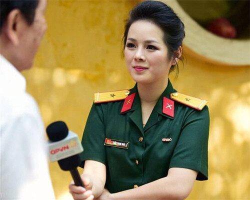 越南军事女主持人成该国宅男心中女神