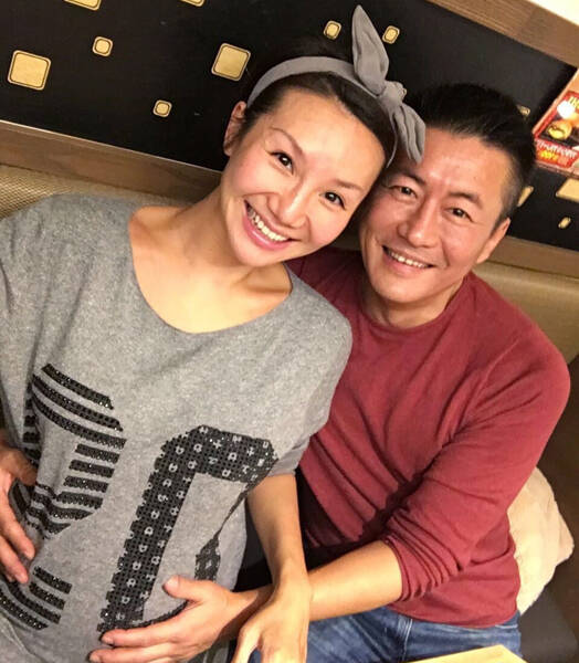 高曙光晒与小16岁妻子恩爱照 盘点夫妇甜蜜二婚生活