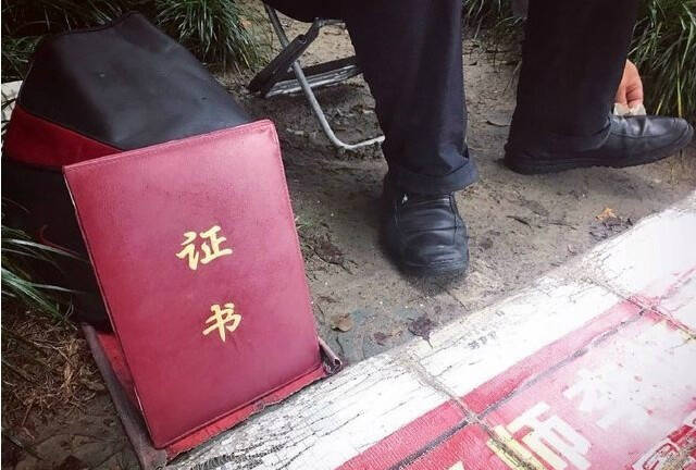 杭州一算命先生街头摆摊"持证上岗 一天赚千元