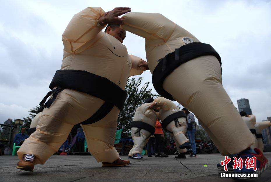 重庆上班族玩"相扑"大战释压