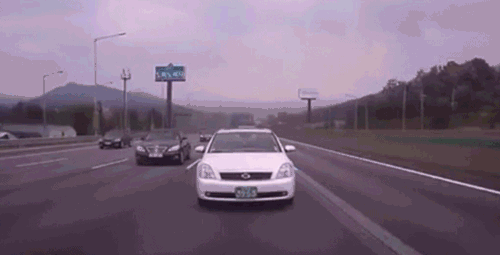 高速路轿车行驶中被大巴碾碎