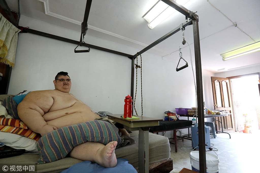 墨西哥:成功减重250公斤"世界上最重的人"站起来了