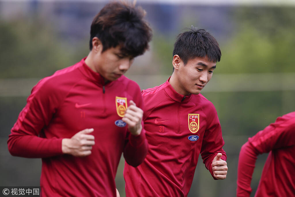 笑容不见!国足惨败后训练场士气低落