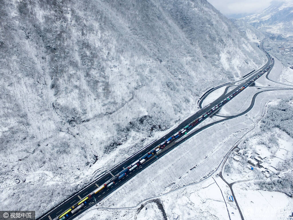 航拍雪后的四川干海子大桥