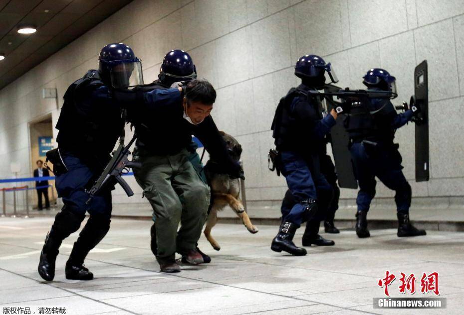 日本警方举行反恐演习 防爆小组出动助阵