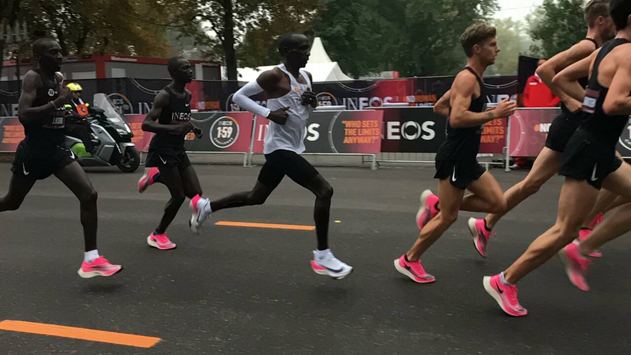 基普乔格以1:59:40的成绩跑进2小时,完成ineos 1:59挑战赛,成功打破