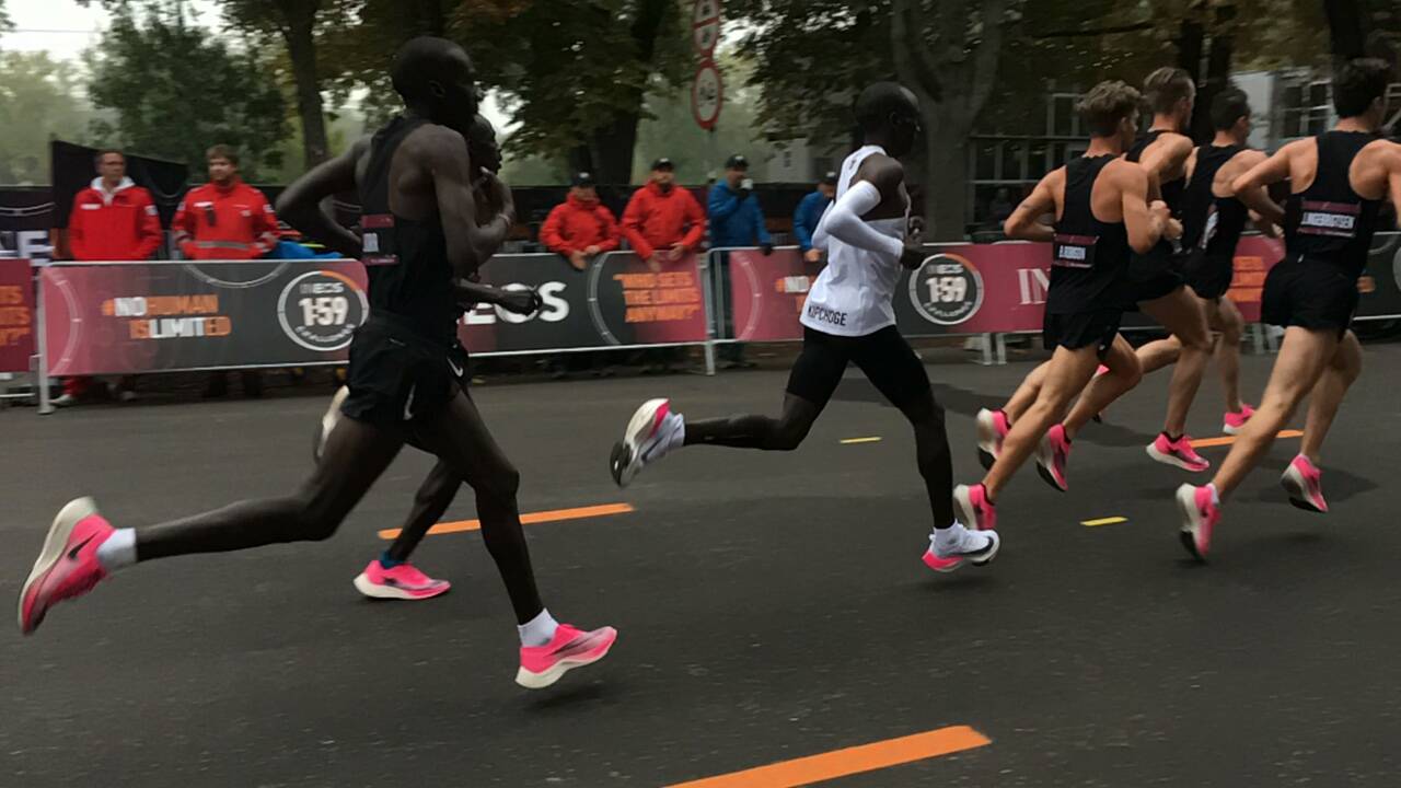 基普乔格以1:59:40的成绩跑进2小时,完成ineos 1:59挑战赛,成功打破