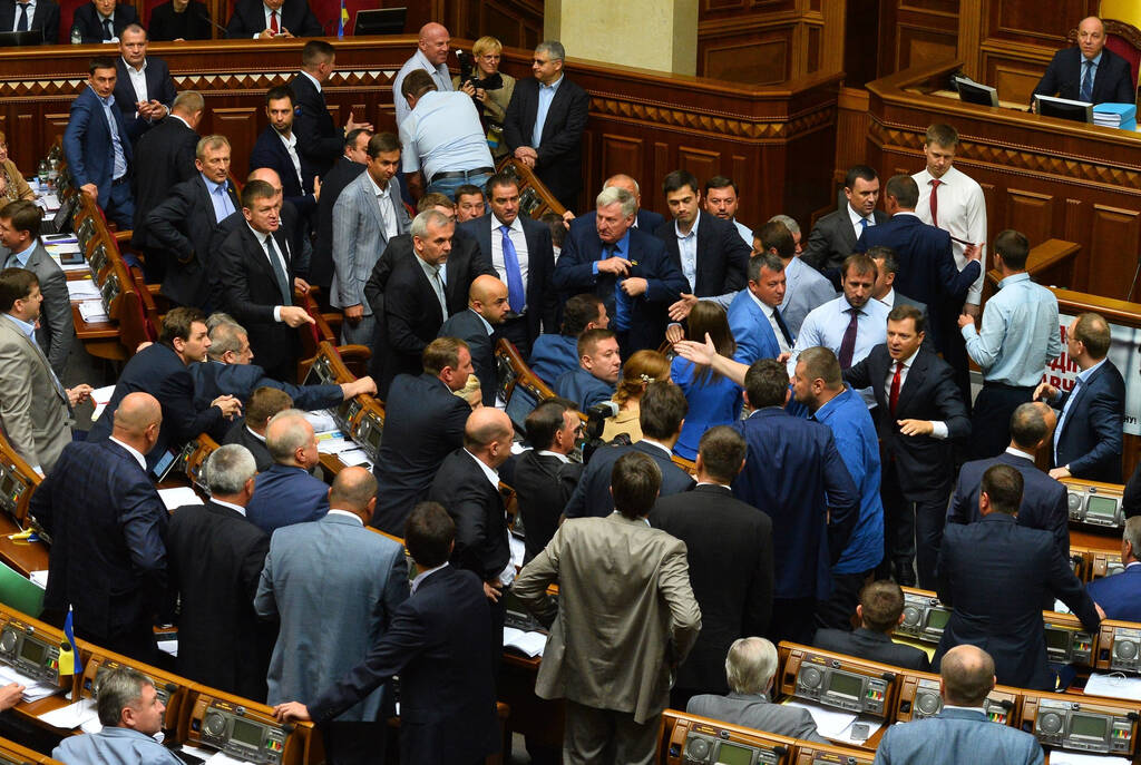 petro porosenko和乌克兰前内政部长尤里·卢岑科在议会现场打架斗