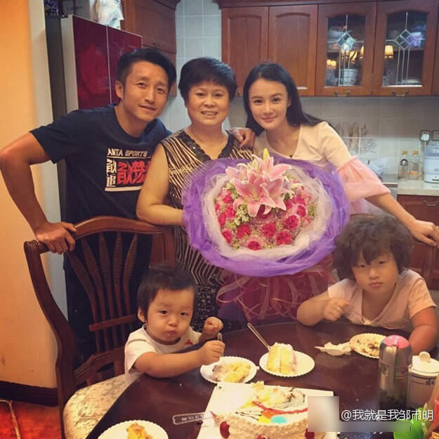 邹市明晒丈母娘庆生合影 二胎儿子表情与邹明轩神同步[高清大图]