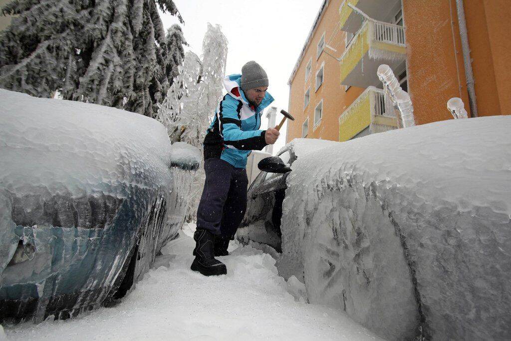 连日来,斯洛文尼亚各地遭受罕见的冰雪凌冻灾害,林木遭损毁,高压输电