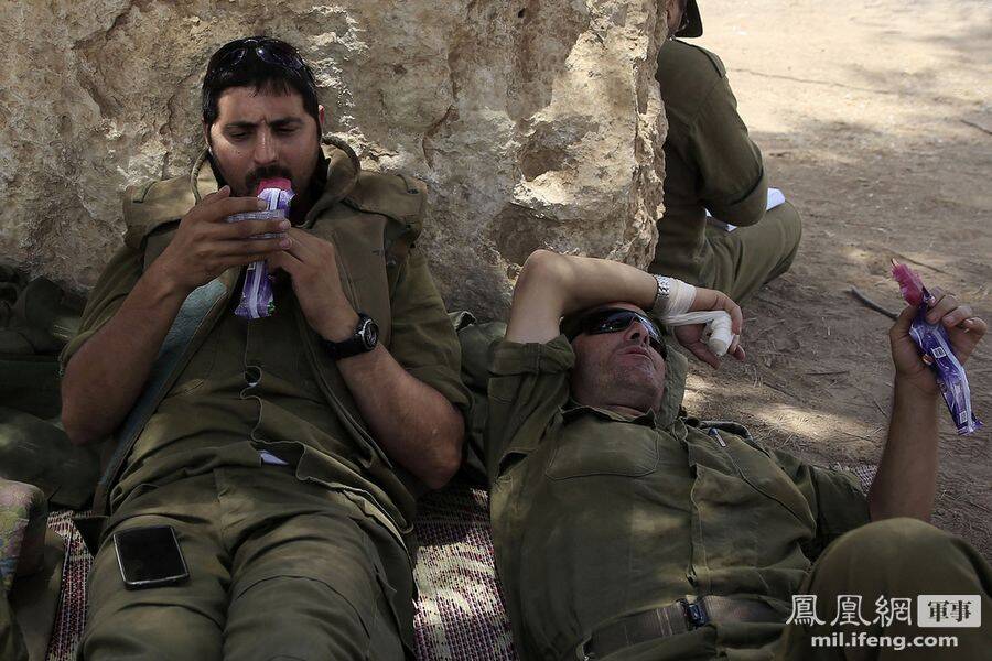 加沙战场以色列士兵忙里偷闲 下棋玩手机吃冰棍