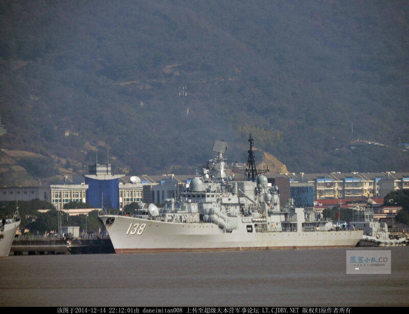 1/11 近日,网络上曝光了一组中国海军某军港的照片,军港内聚集了多艘