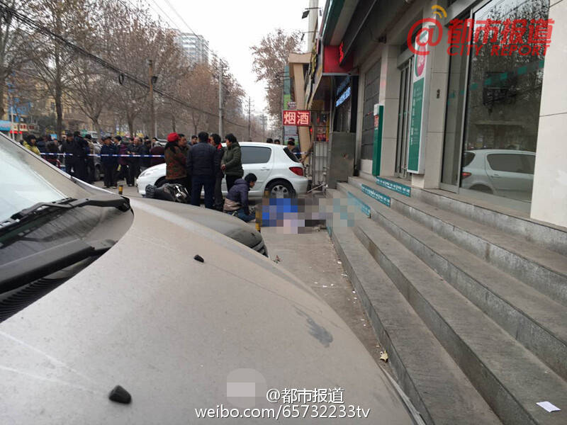 河南:男子在银行门口上吊自杀