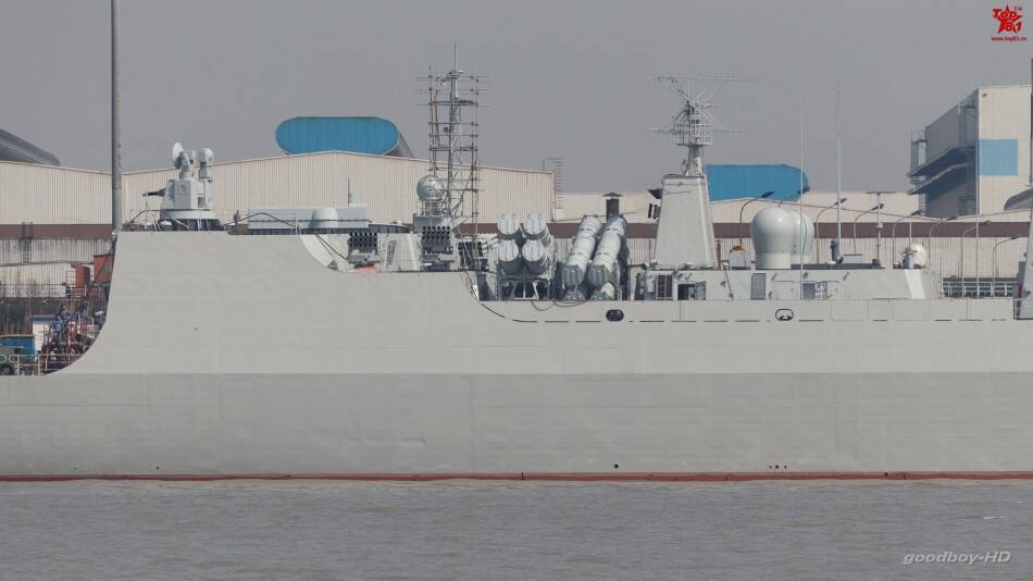 1/5 船厂里停靠的052c型驱逐舰153号西安舰.