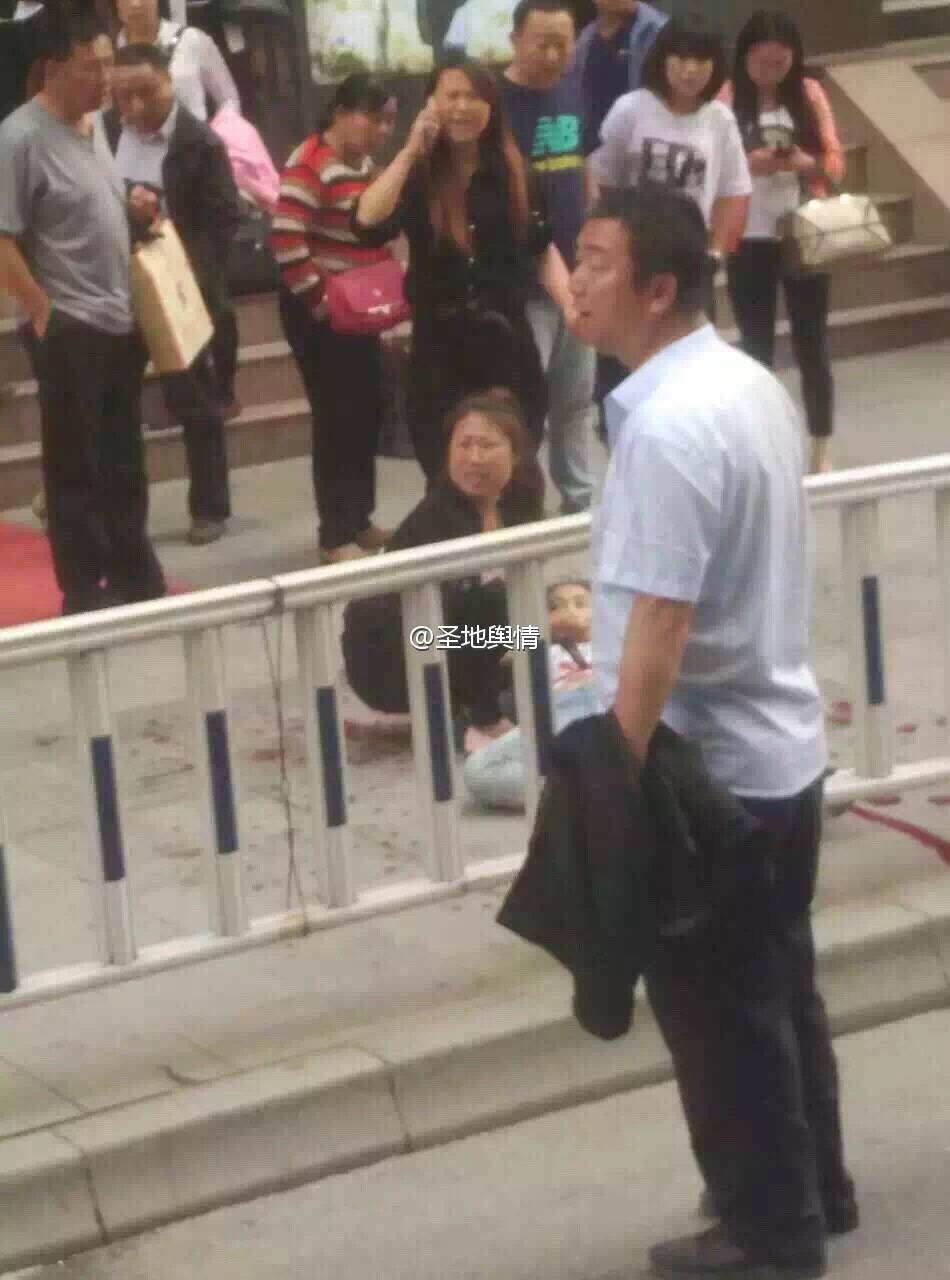 女子街头被人持刀捅伤致死